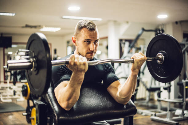 closeup retrato de um treino de homem musculoso com peso no ginásio - human muscle abdominal muscle men exercising - fotografias e filmes do acervo
