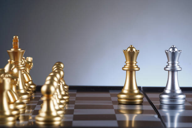 istock Golden queen facing silver queen set of chess on gradient background - leadership, team, successful and business concept 679270760