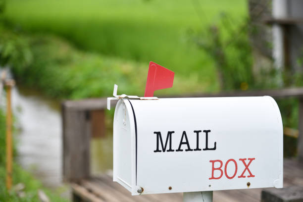 caixa de correio branco na frente de uma casa - red asia send mail - fotografias e filmes do acervo