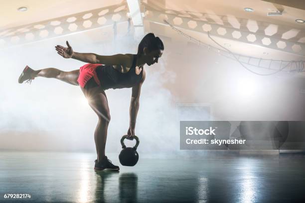 Junge Sportliche Frau Mit Wasserkocher Glocke In Einem Fitnessstudio Trainieren Stockfoto und mehr Bilder von Eine Frau allein