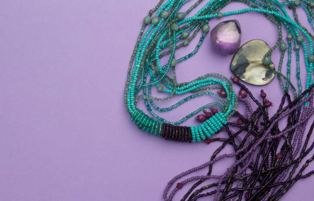lila hintergrund mit perlen, mutter der perle herz und amethyst edelstein - amethyst necklace gem purple stock-fotos und bilder