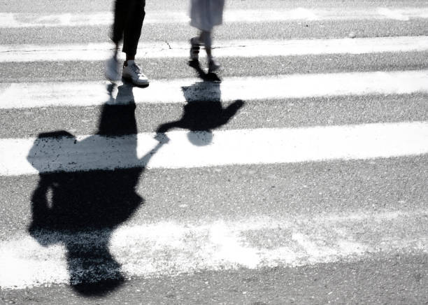 sombra borrosa de la madre y el niño cruzando la calle - familia de cruzar la calle fotografías e imágenes de stock