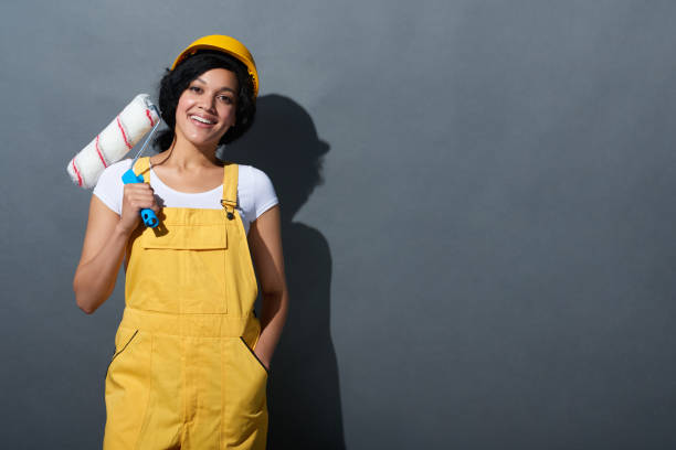 mujer mujer sonrisa feliz constructor usando amarillo proteger casco - female house painter home decorator paintbrush fotografías e imágenes de stock