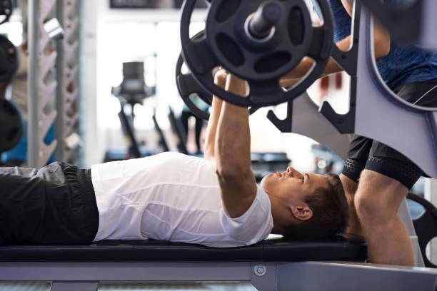 człowiek robi wyciskanie na ławce - gym weight bench exercising weights zdjęcia i obrazy z banku zdjęć