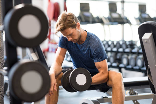 człowiek podnoszenia hantle - gym weight bench exercising weights zdjęcia i obrazy z banku zdjęć