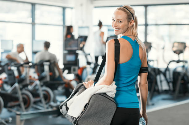 woman with gym bag - gym bag imagens e fotografias de stock