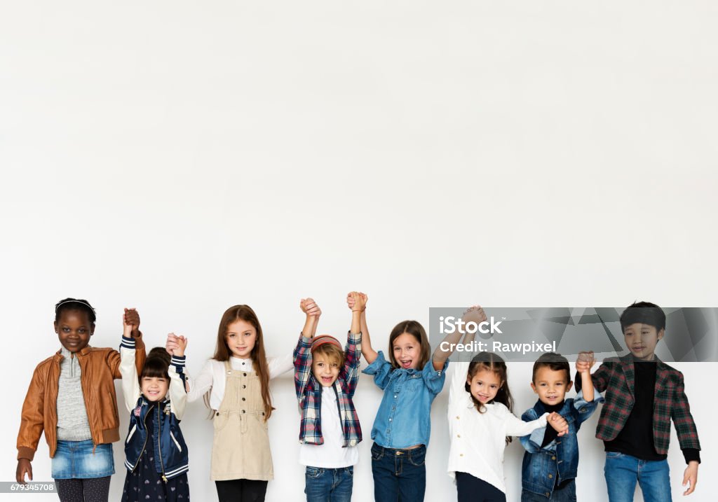 Grupo de niños sosteniendo manos cara expresión felicidad sonriendo en Blackground blanco - Foto de stock de Niño libre de derechos