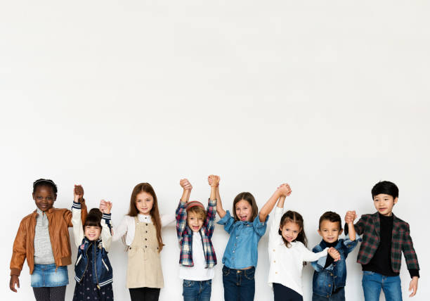 grupo de niños sosteniendo manos cara expresión felicidad sonriendo en blackground blanco - sólo niñas fotografías e imágenes de stock