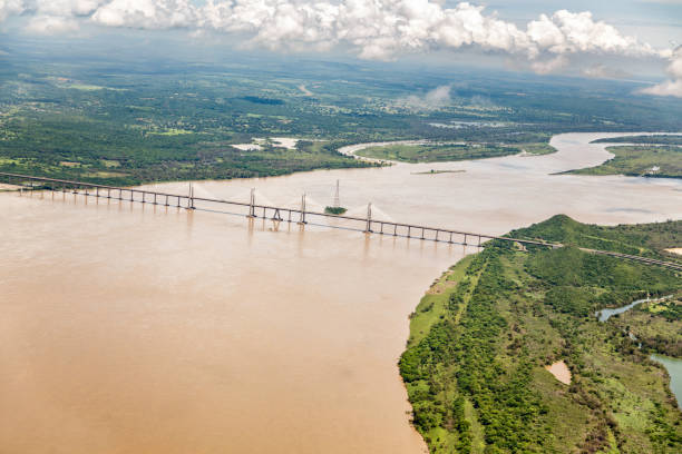 orinoquia pont rivière orinoco. puerto ordaz, venezuela - orinoco river photos et images de collection