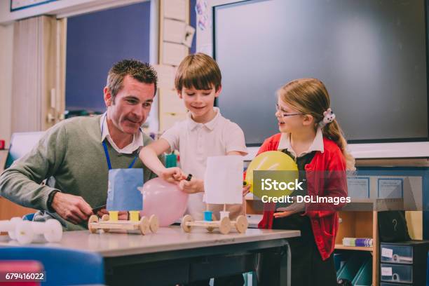 Proyecto Edificio De Vástago Foto de stock y más banco de imágenes de STEM - Tema - STEM - Tema, Planificación, Escuela primaria