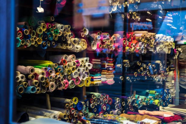 rotoli di stoffa in vendita in un negozio di tessuti a roma - negozio di tessuti foto e immagini stock
