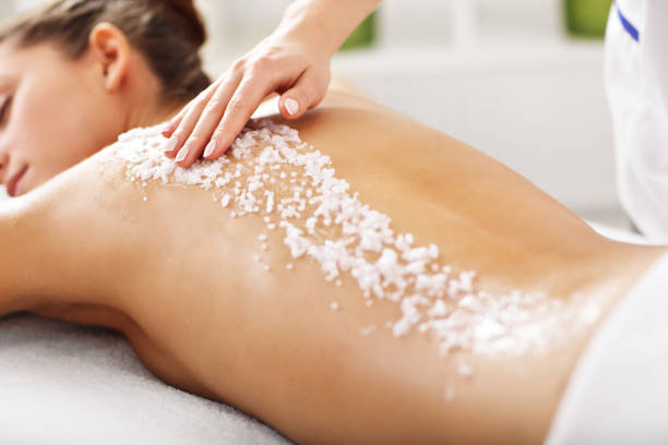 hermosa mujer con tratamiento de exfoliación en spa - exfoliacion fotografías e imágenes de stock