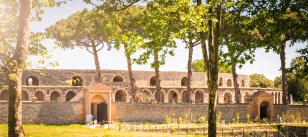amphitheater in pompeii - roman column arch pedestrian walkway imagens e fotografias de stock