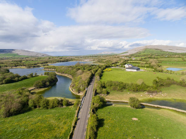 epica vista aerea dello splendido paesaggio naturale della campagna irlandese dal parco nazionale di burren nella contea di clare ireland. irlanda panoramica. - county clare immagine foto e immagini stock