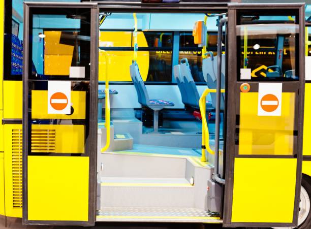 nowoczesne wejście do autobusu miejskiego z otwartymi drzwiami - tram service zdjęcia i obrazy z banku zdjęć