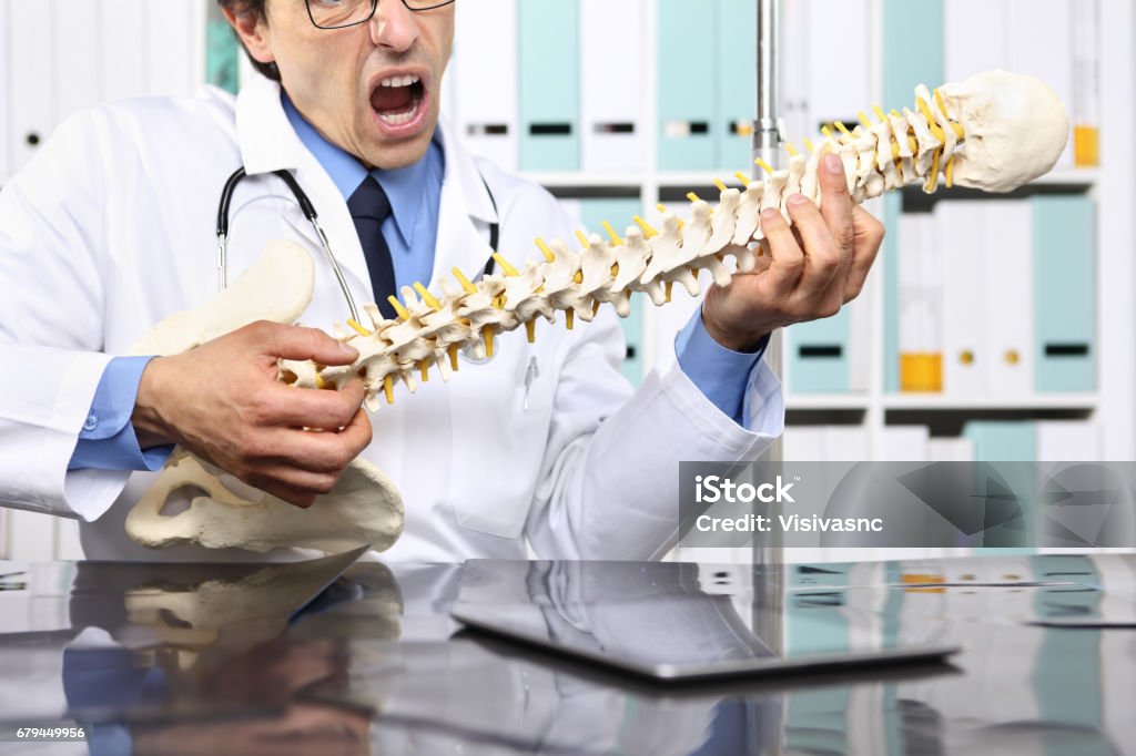 médico loco con el esqueleto de la columna pretende tocar la guitarra - Foto de stock de Doctor libre de derechos