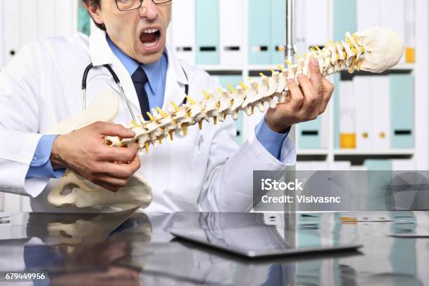 Médico Loco Con El Esqueleto De La Columna Pretende Tocar La Guitarra Foto de stock y más banco de imágenes de Doctor