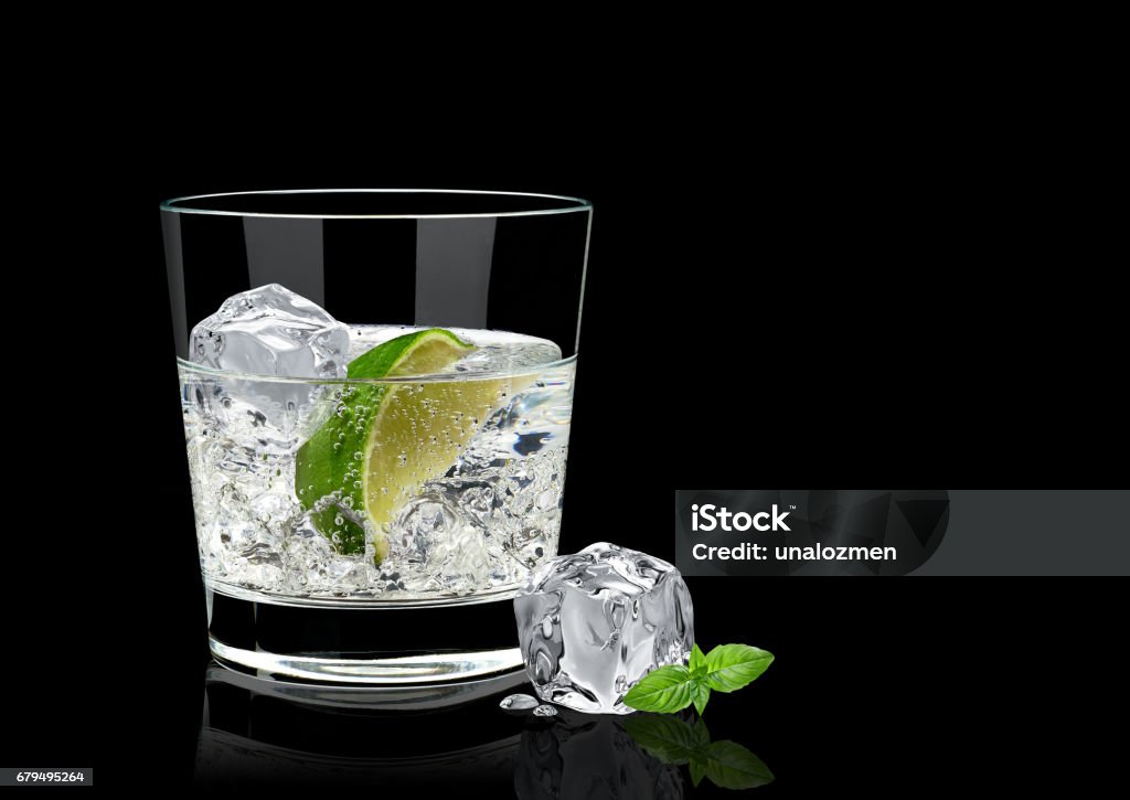 Tonique de gin ou de vodka sur fond noir - Photo de Gin Tonic libre de droits