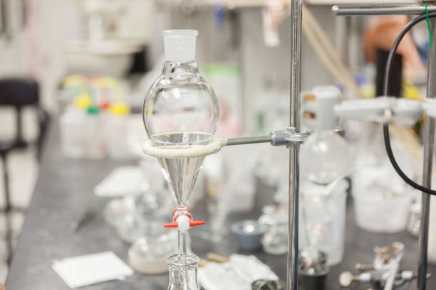 matraz de fondo redondo y pinza de bureta en laboratorio - round bottom flask fotografías e imágenes de stock