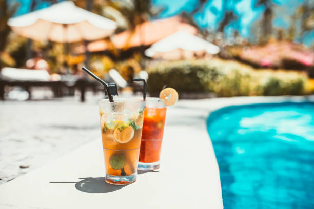 모 히 토 칵테일 음료, 선택적 초점 및 세부 사항 수영장에 알콜 음료 다과 - drink swimming pool cocktail poolside 뉴스 사진 이미지