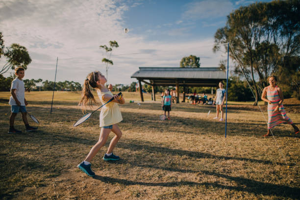 grupo de niños jugando a badminton en el parque - bádminton deporte fotografías e imágenes de stock