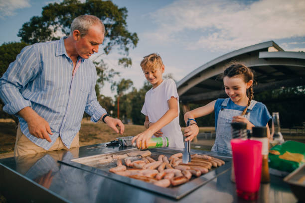 kochen auf einem grill im park - white meat grilled barbecue chicken stock-fotos und bilder