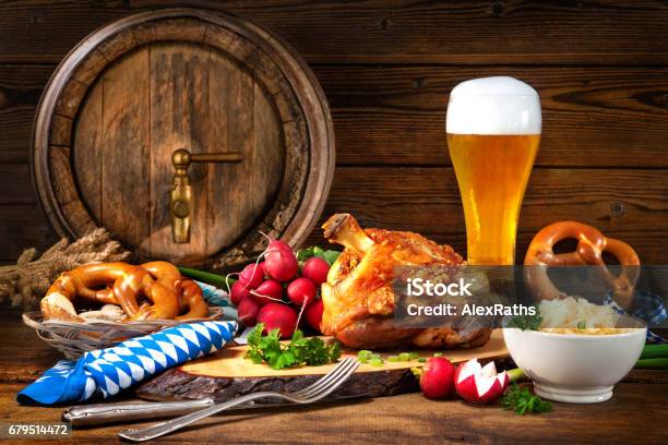 Schweineknöchel Mit Bier Und Sauerkraut Stockfoto und mehr Bilder von Speisen - Speisen, Bier, Bayern