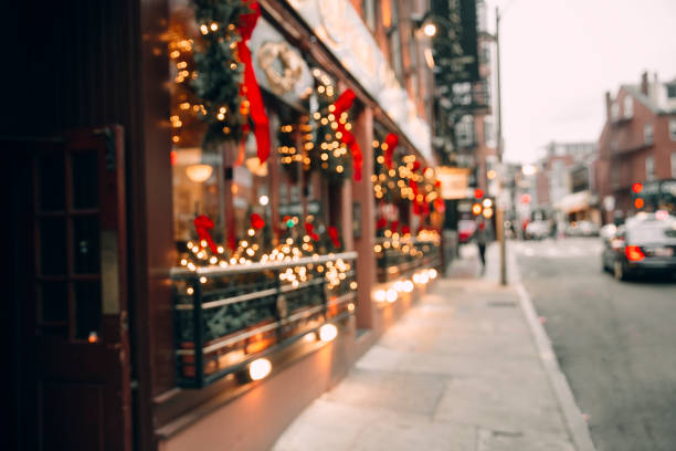 рождественские огни, рождественские украшения на улице - показ окна стоковые фото и изображения