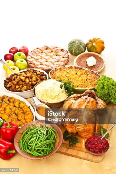 Foto de Ação De Graças Natal Ceia De Peru Assado Com Acompanhamentos e mais fotos de stock de Dia de Ação de Graças - iStock Foto de Ação De Graças Natal Ceia De Peru Assado Com Acompanhamentos e mais fotos de stock de Dia de Ação de Graças - iStock