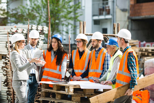 trabajadores de la construcción - construction document clothing architect fotografías e imágenes de stock