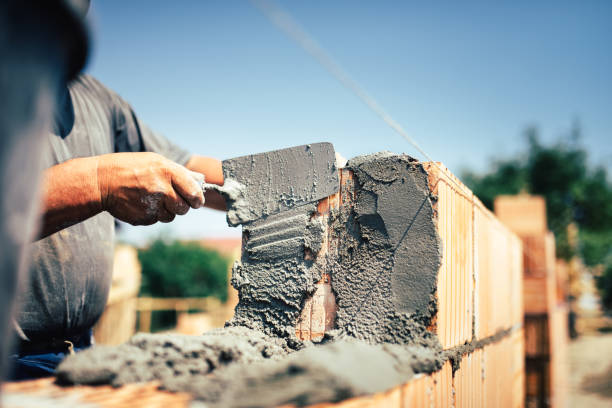 albañil albañil instalación de fábrica de ladrillo en la pared exterior con cuchillo paleta masilla - construction material material brick building activity fotografías e imágenes de stock