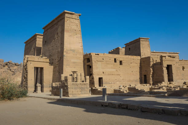 el templo de philae en la isla de agilkia en lago nasser, cerca de asuán, egipto - giza pyramids egypt north africa africa fotografías e imágenes de stock