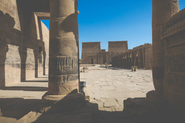 el templo de philae en la isla de agilkia en lago nasser, cerca de asuán, egipto - giza pyramids egypt north africa africa fotografías e imágenes de stock