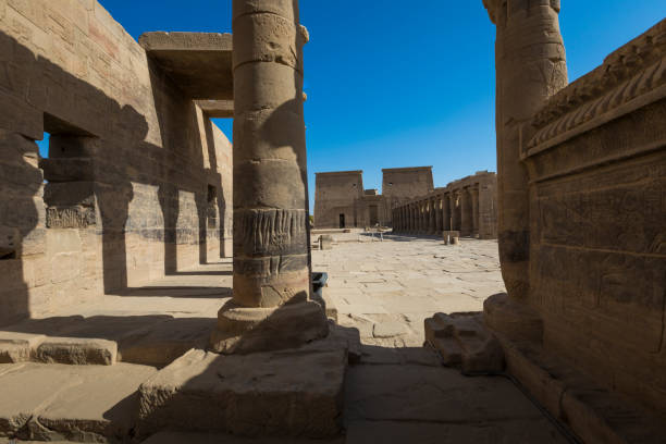 el templo de philae en la isla de agilkia en lago nasser, cerca de asuán, egipto - giza pyramids egypt north africa africa fotografías e imágenes de stock