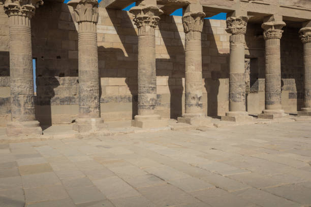 el templo de philae en la isla de agilkia en lago nasser, cerca de asuán, egipto - giza pyramids egypt north africa africa fotografías e imágenes de stock