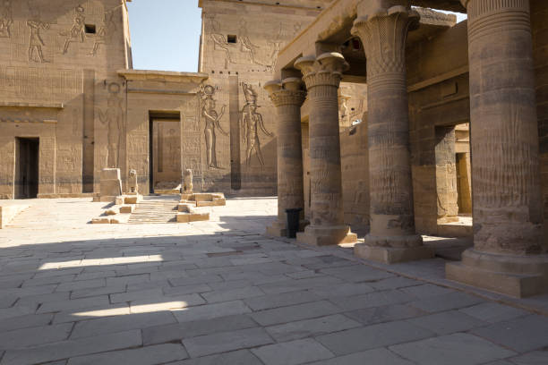 el templo de philae en la isla de agilkia en lago nasser, cerca de asuán, egipto - giza pyramids egypt north africa africa fotografías e imágenes de stock