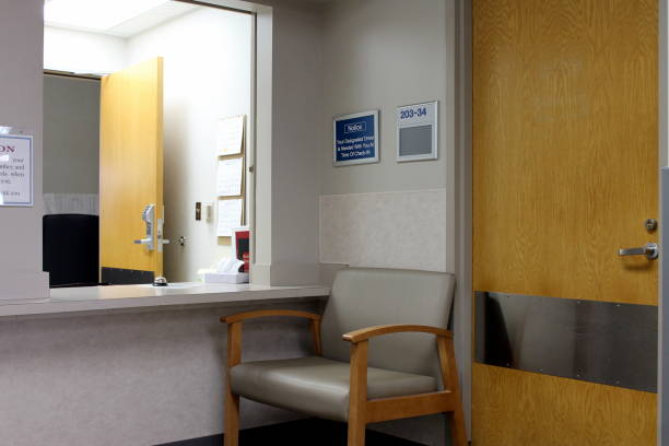 conseils médicaux - waiting room doctors office empty nobody photos et images de collection