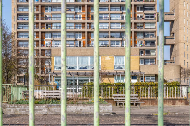 bloco de habitação em east london, visto através da barra cerca - maisonette - fotografias e filmes do acervo