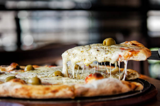 披薩與融化的馬蘇雷拉 - 美味食品 圖片 個照片及圖片檔