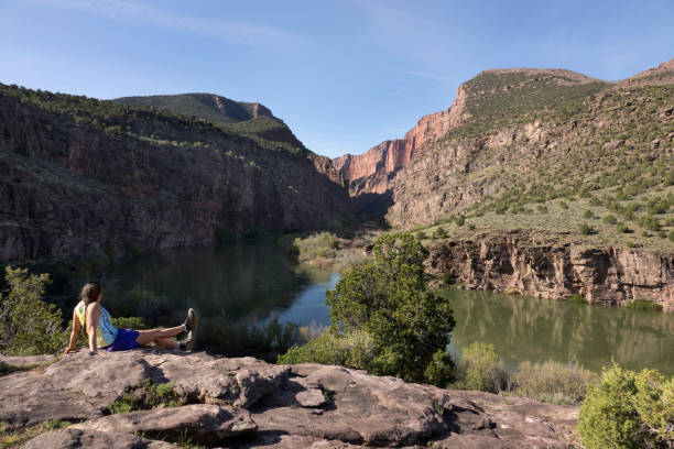 frau trails gates lodore green river canyon dinosaur national monument colorado - dinosaur national monument stock-fotos und bilder