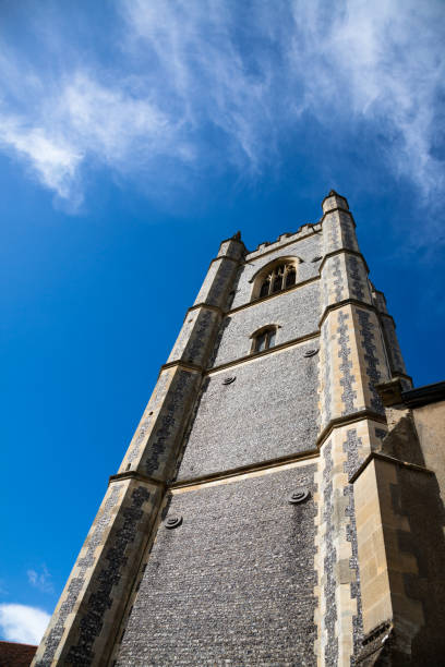 dedham parroquia iglesia de st mary essex inglaterra en sol de la primavera desde abajo - john constable fotografías e imágenes de stock