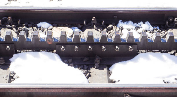 ferrovia gomma dentata neve a jungfrau - rack railway foto e immagini stock