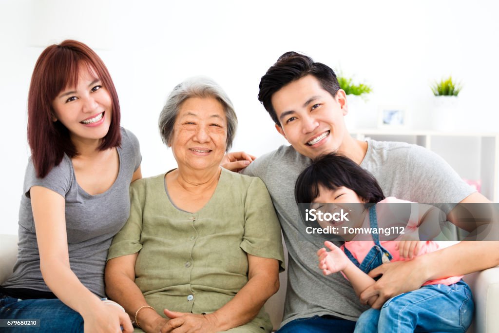 glückliches kleines Mädchen mit ihrer Großmutter und Mutter - Lizenzfrei Familie Stock-Foto