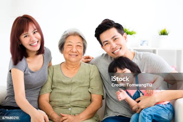 Glückliches Kleines Mädchen Mit Ihrer Großmutter Und Mutter Stockfoto und mehr Bilder von Familie