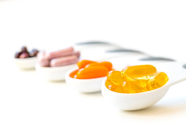 vitamine e integratori sani. - pill purple capsule vitamin pill foto e immagini stock