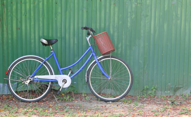 vecchia bicicletta a parete di metallo grunge - scaffolding wheel construction site metal foto e immagini stock