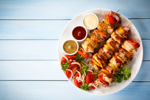 kebab - viande et légumes grillés - grilled chicken barbecue chicken vegetable photos et images de collection