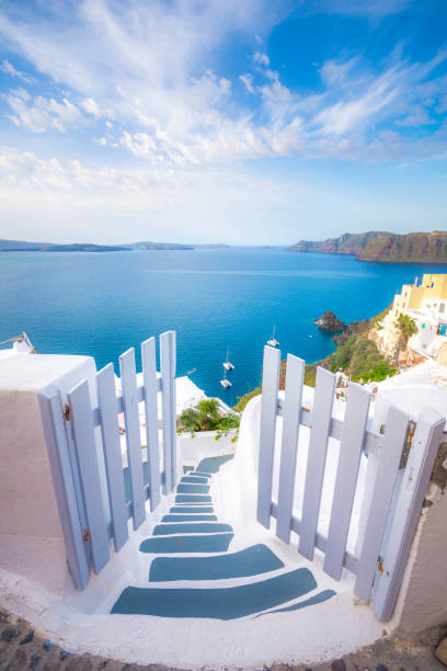 eine traditionelle symmetrische tür hof, ia, santorini, griechenland. flitterwochen sommer ägäis kykladen hintergrund, gelassenheit, ruhe. - travel locations cyclades islands santorini vertical stock-fotos und bilder