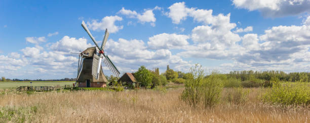 一架風車旁邊荷蘭格羅寧根的全景圖 - kane 個照片及圖片檔