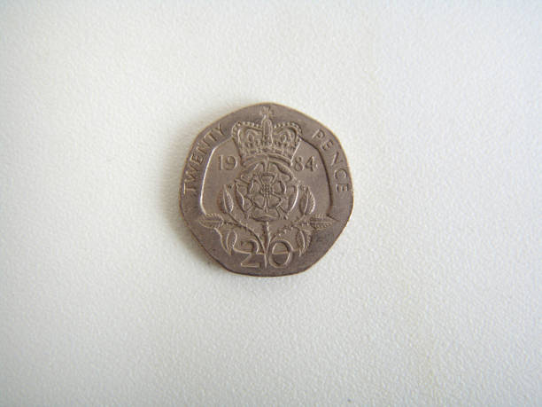 британские деньги - twenty pence coin стоковые фото и изображения